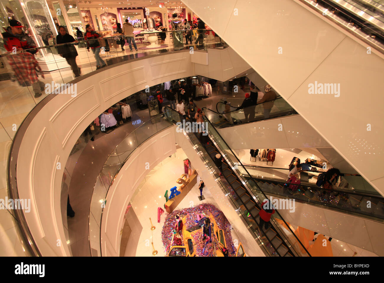 Forever 21 Store In New York City Stock Photo - Download Image Now - Adult,  Billboard, Blurred Motion - iStock