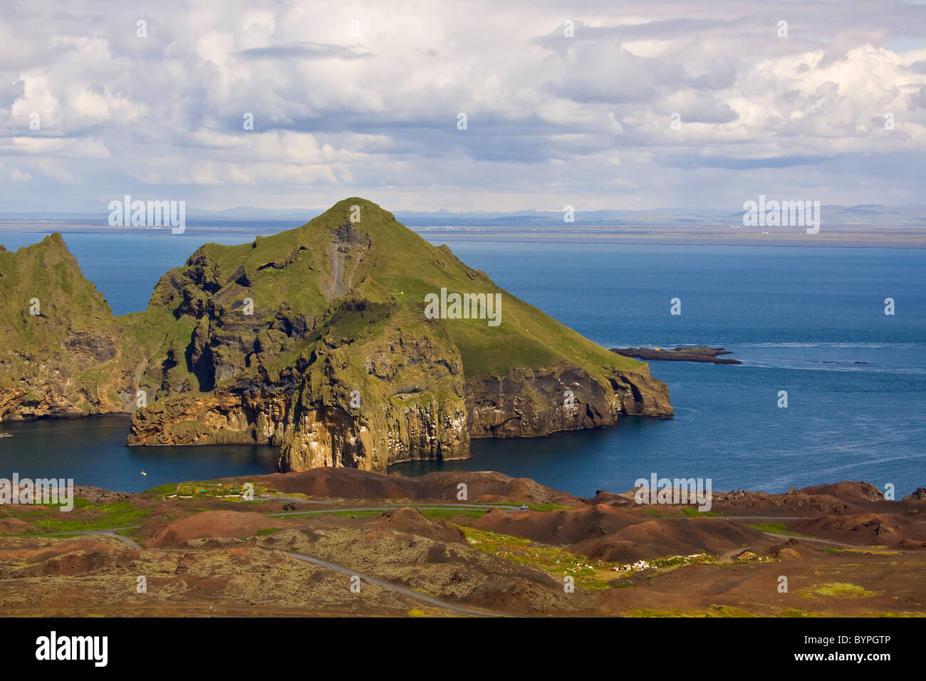 Blick auf die Küste und Hafeneinfahrt in der Nähe der Hafenstadt Heimaey, Westmänner Inseln, Island, Europa, Iceland Stock Photo