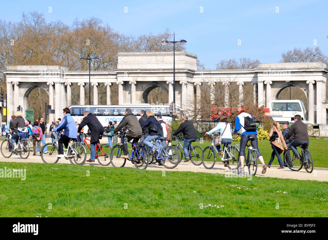 Cycle tour at Hyde Park Corner Stock Photo Alamy