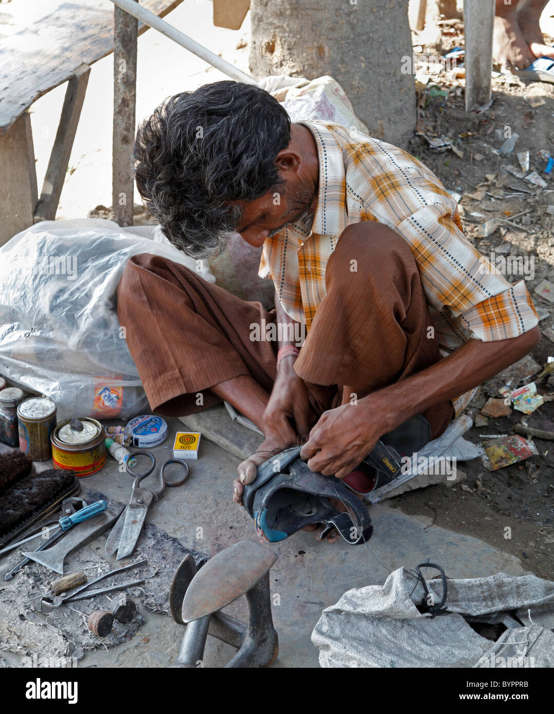 India, Uttar Pradesh, Agra, shoe repairer Stock Photo Alamy