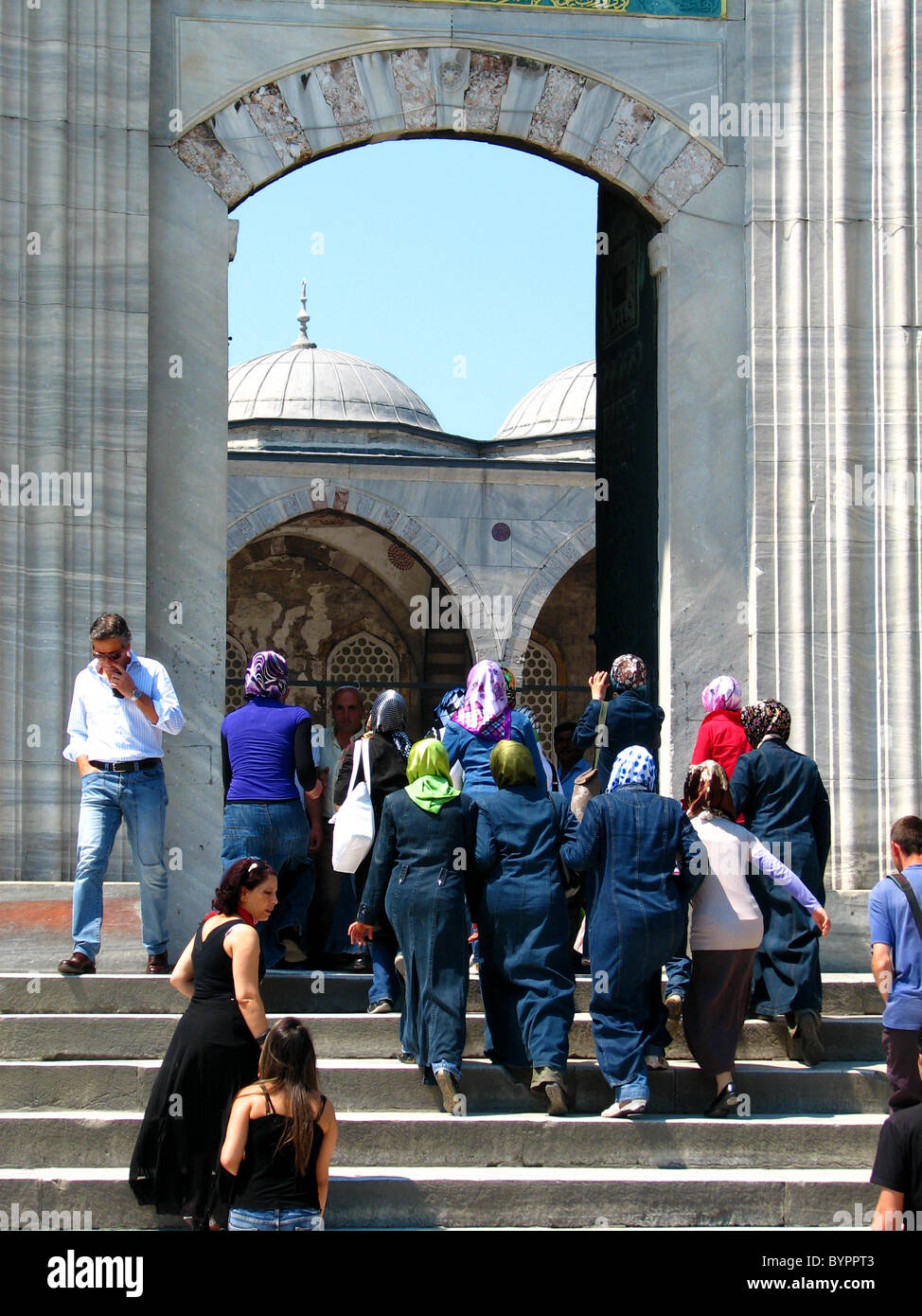 Turkish women enter Blue Mosque Stock Photo Alamy
