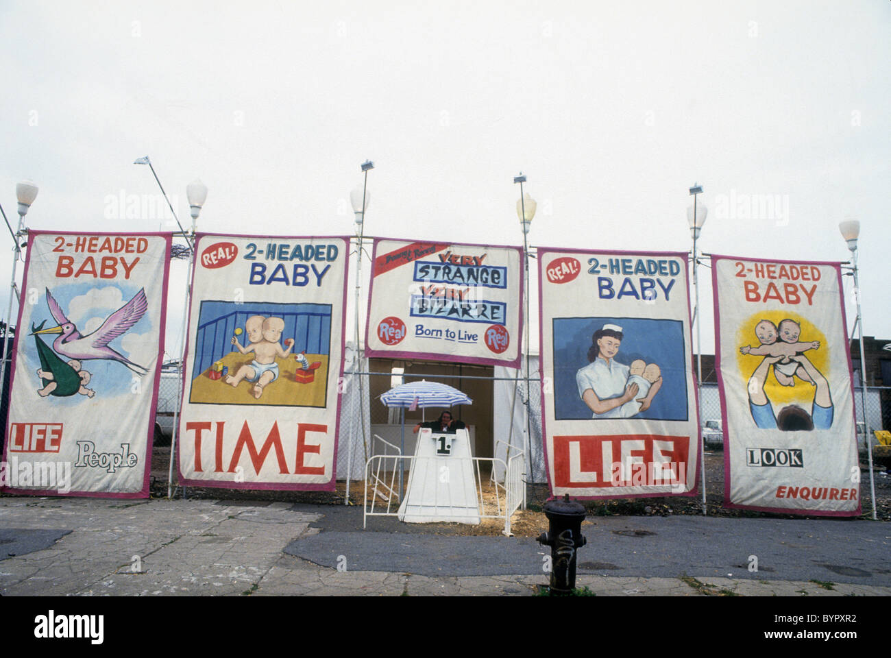 Sideshow in Coney Island in Brooklyn in New York in August 1992. (© Richard B. Levine) Stock Photo