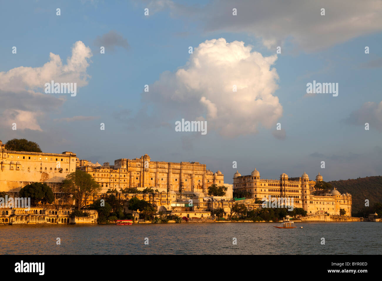 india, Rajasthan, Udaipur, city palace viewed across lake pichola Stock Photo