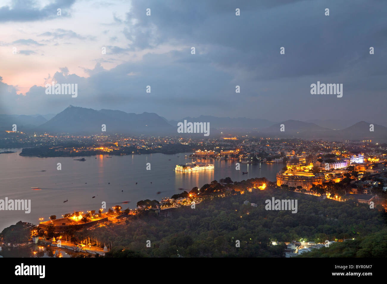 india, Rajasthan, Udaipur, high viewpoint over Lake Pichola, Taj Lake Palace hotel and City Palace from sunset Point Stock Photo