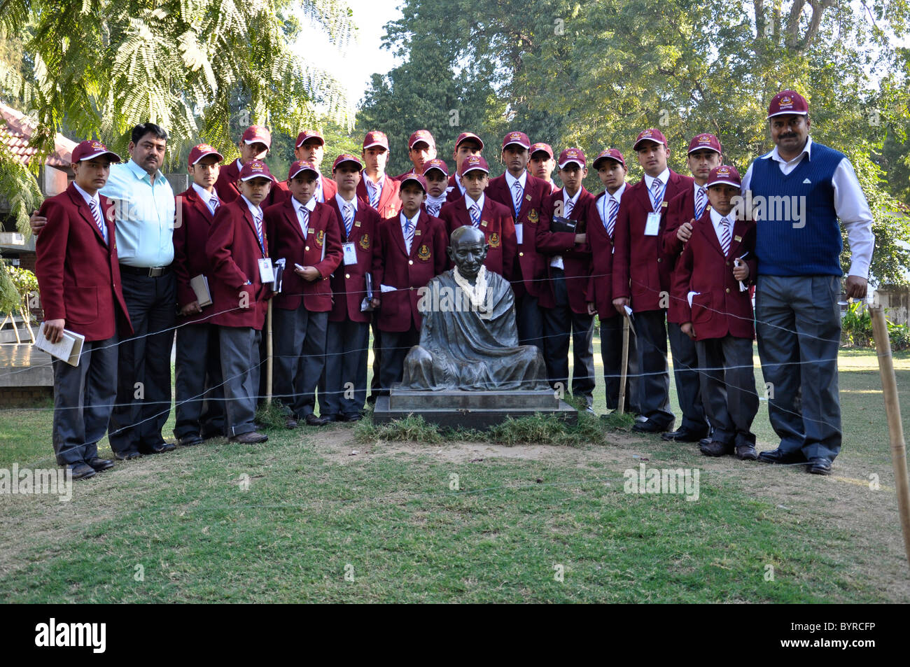 a group of students standing with Mahatma Gandhi statue, India Stock Photo