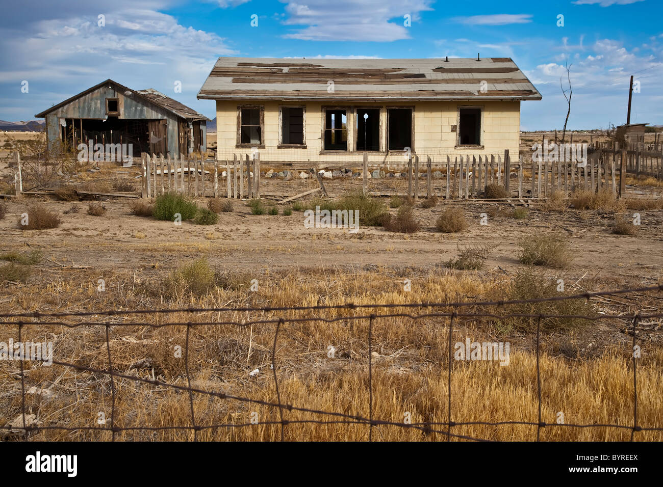 Rundown abandoned house Stock Photo - Alamy