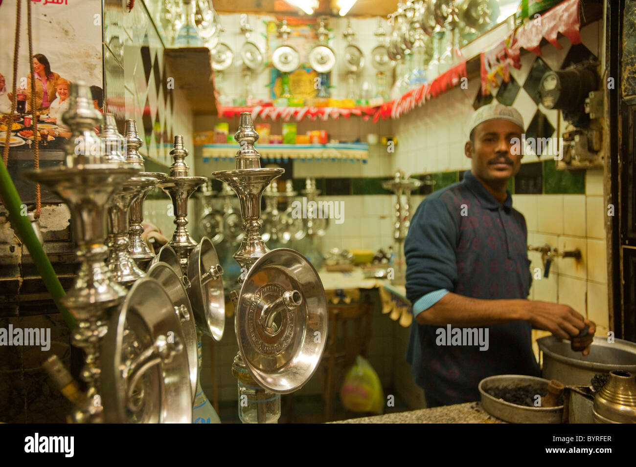 Aegypten, Luxor, Teekoch und Wasserpfeifenzubereiter im Oum Koulsoum Cafe Stock Photo