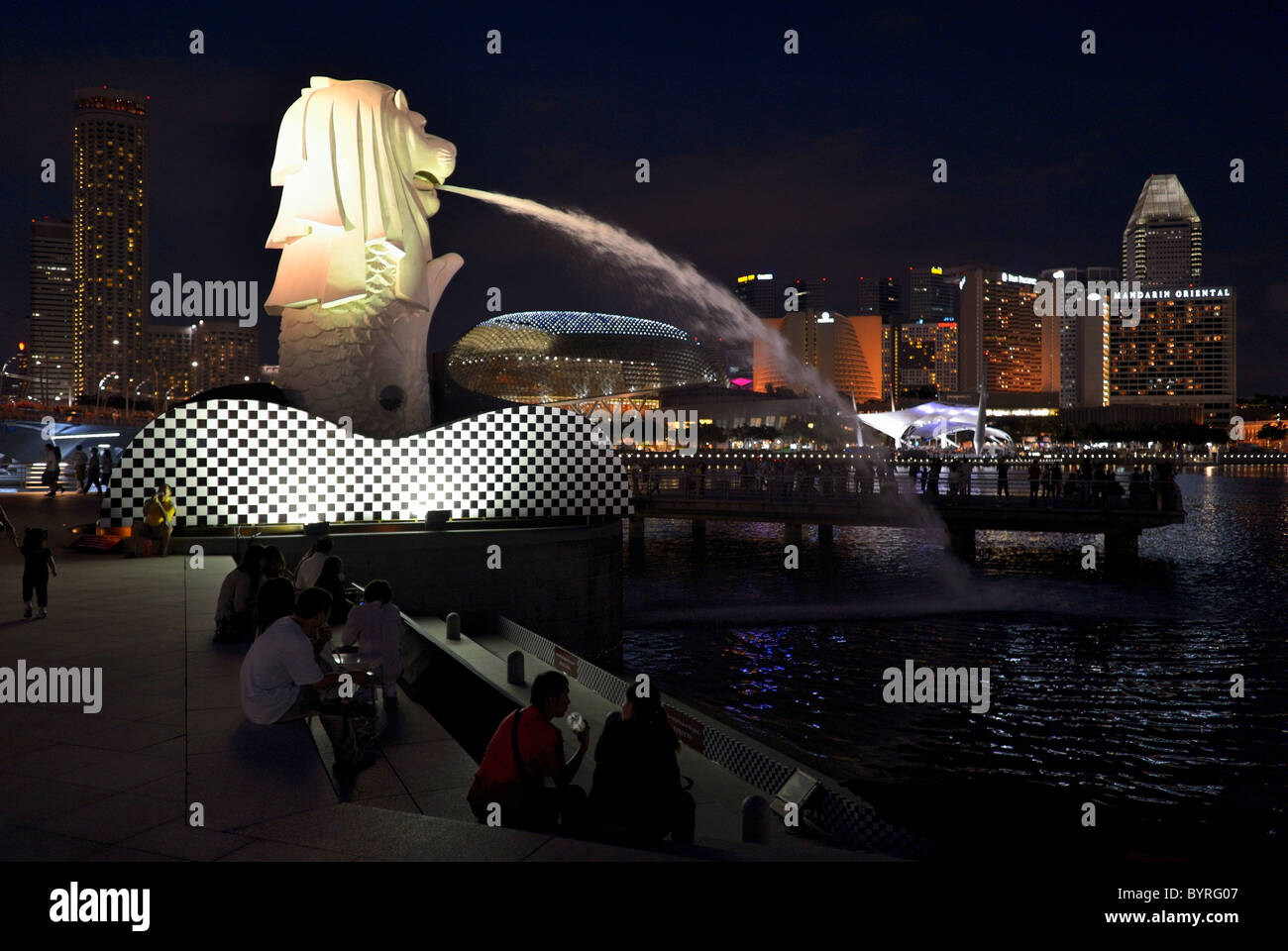 The Singapore Merlion statue at dusk, Singapore SG Stock Photo