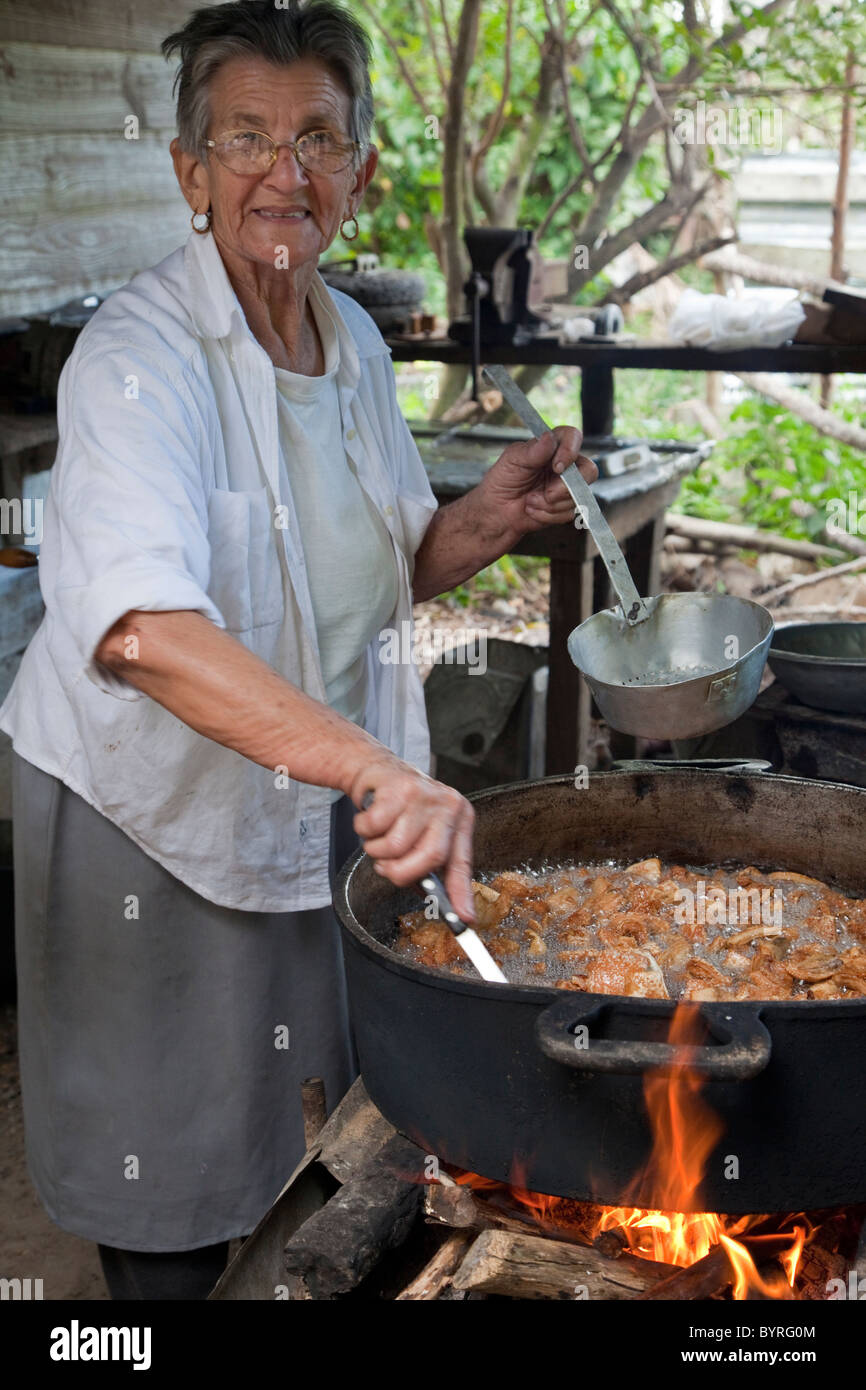 Cuba, Viñales area, Pinar del Rio. Wife of Tobacco Farmer Frying Pork Rinds for Field Workers' Lunch, Montecinos Tobacco Farm. Stock Photo