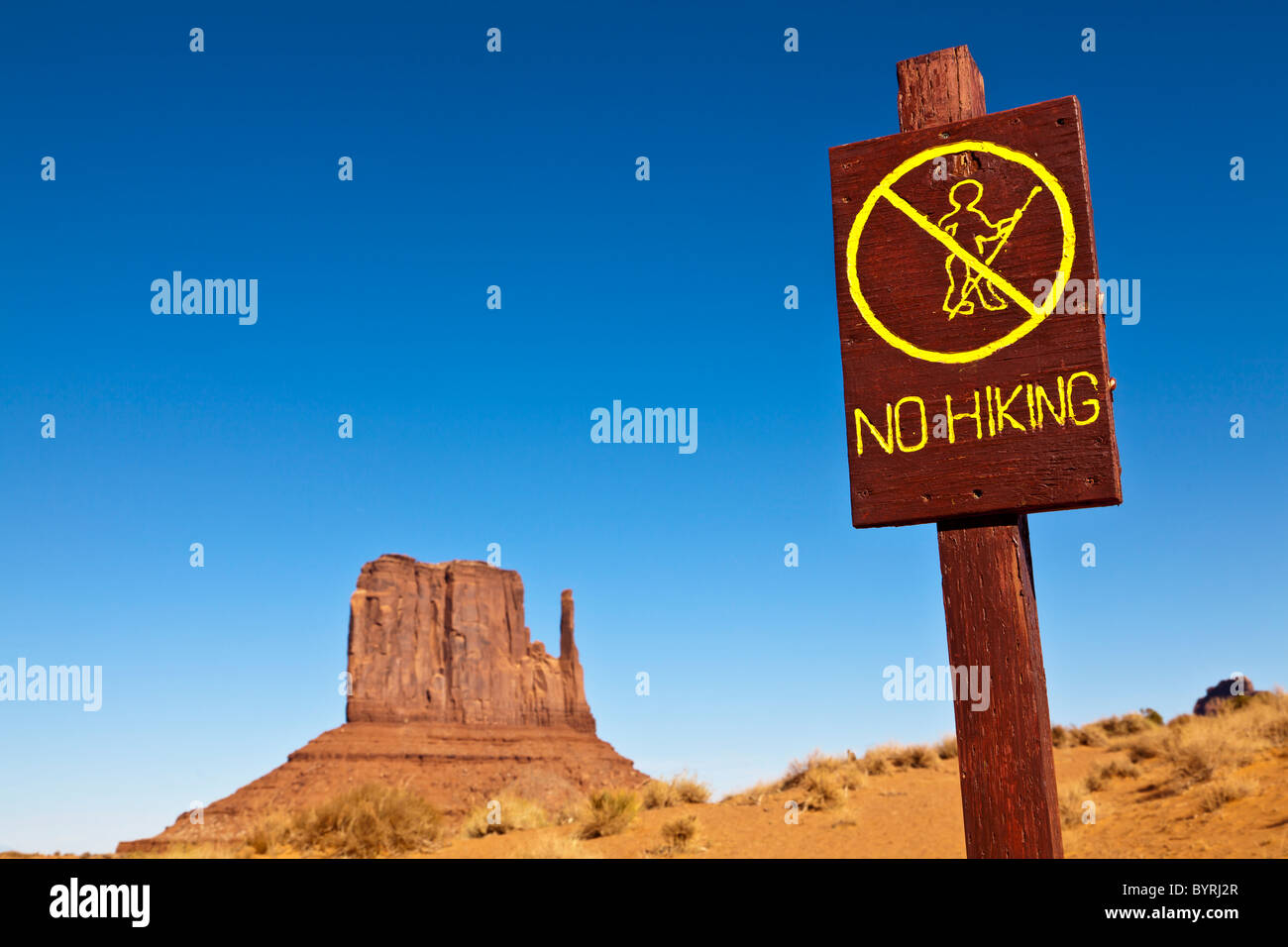 no-hiking-sign-in-the-desert-stock-photo-alamy