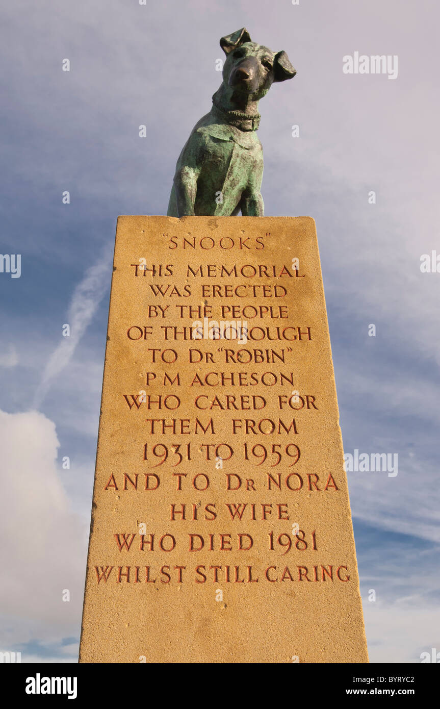 Snooks the dog statue at Aldeburgh , Suffolk , England , Britain , Uk