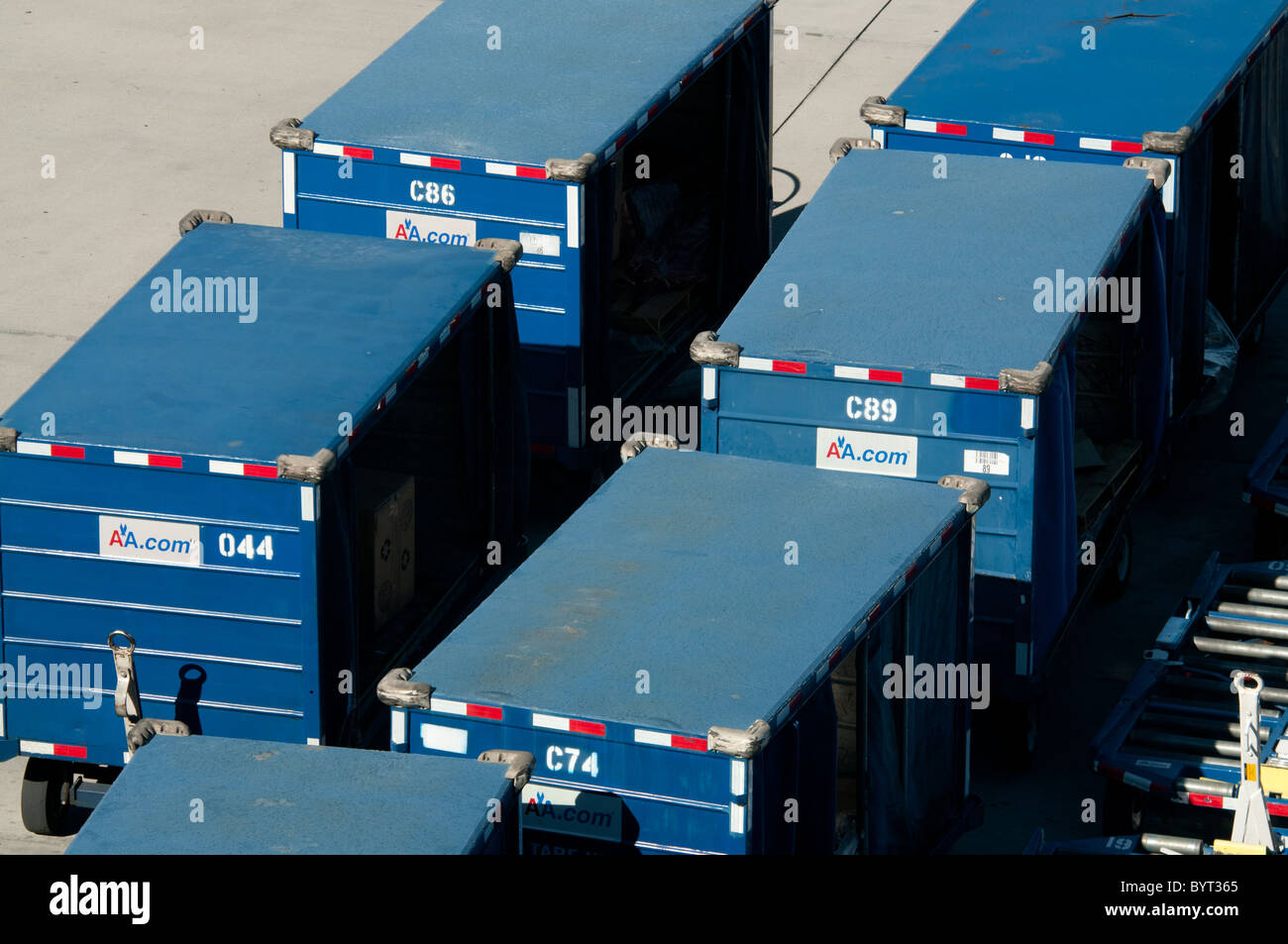 Baggage truck airport hires stock photography and images Alamy