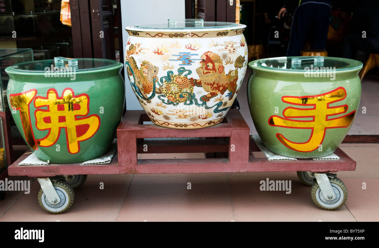 Chinese ceramics hi-res stock photography and images - Alamy