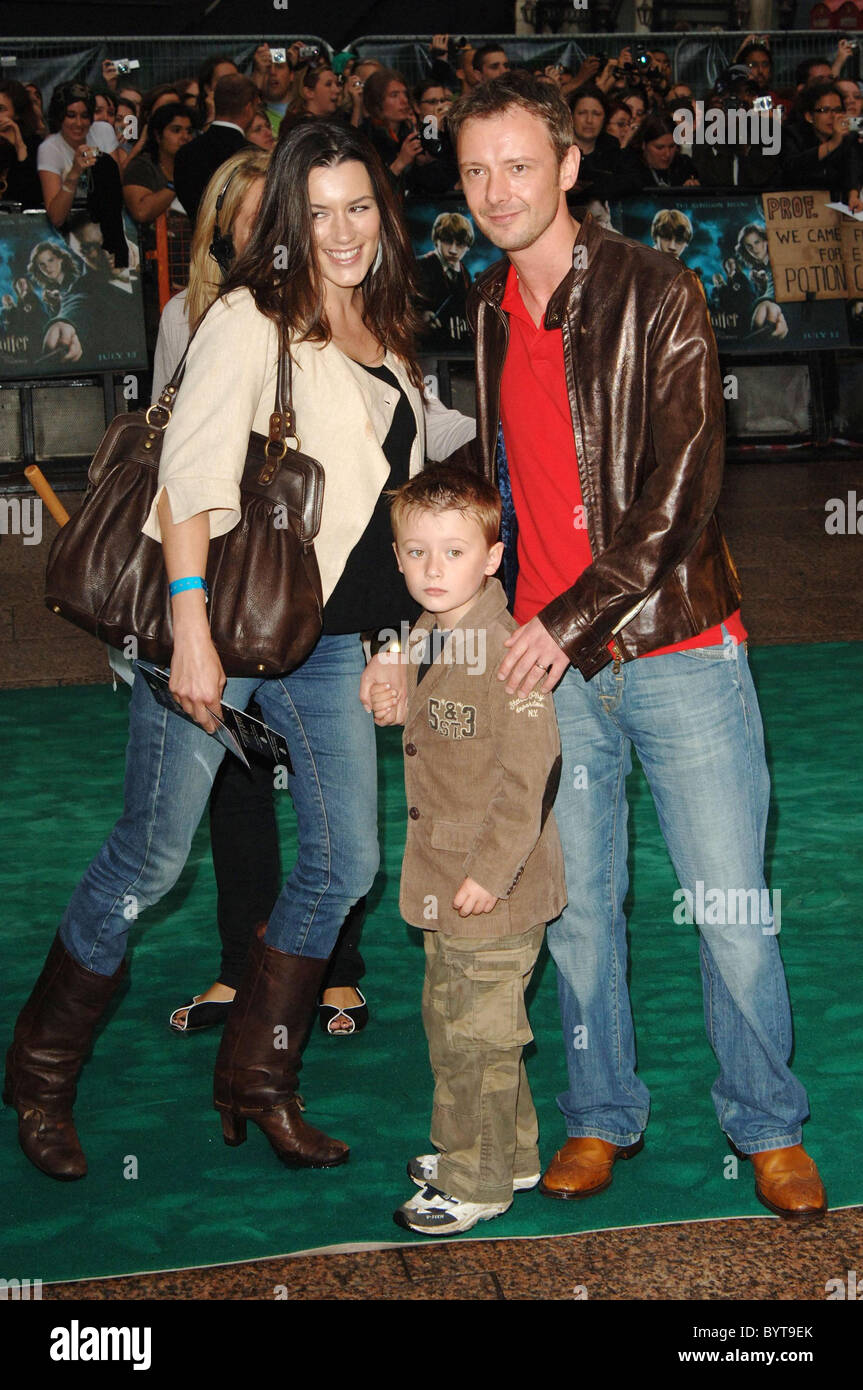 Kate McGowan,John Simm and their son Ryan UK Premiere of 'Harry Potter and the Order of the Phoenix' held at the Odeon Stock Photo