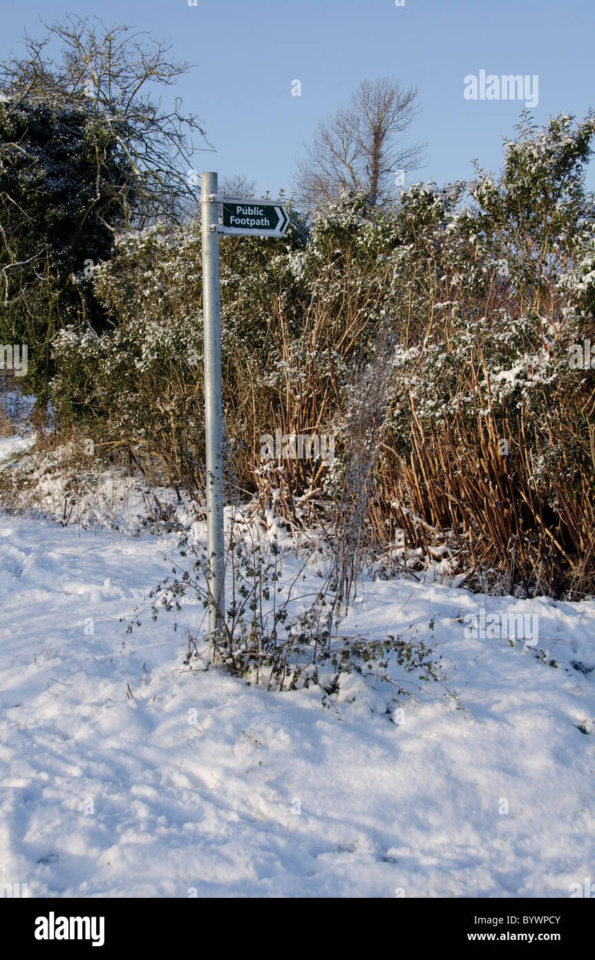 A Public Footpath Sign in Bramcote, Nottingham in snowy conditions. Nottingham, Bramcote, is a pleasant area to live in Nottinghamshire. Stock Photo