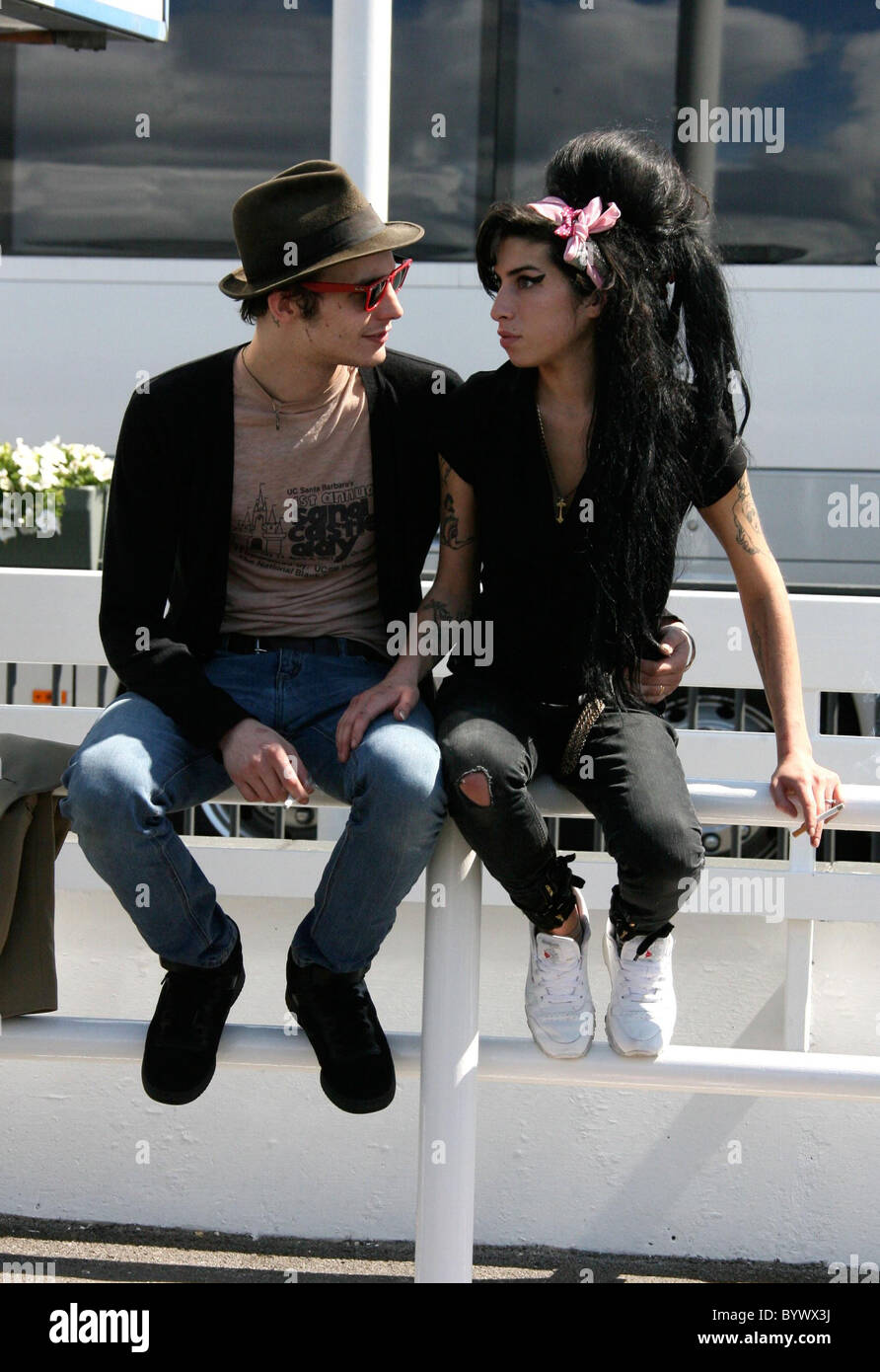 Amy Winehouse and husband Blake Fielder Civil arrive at the airport and have their picture taken by a member of the public Stock Photo