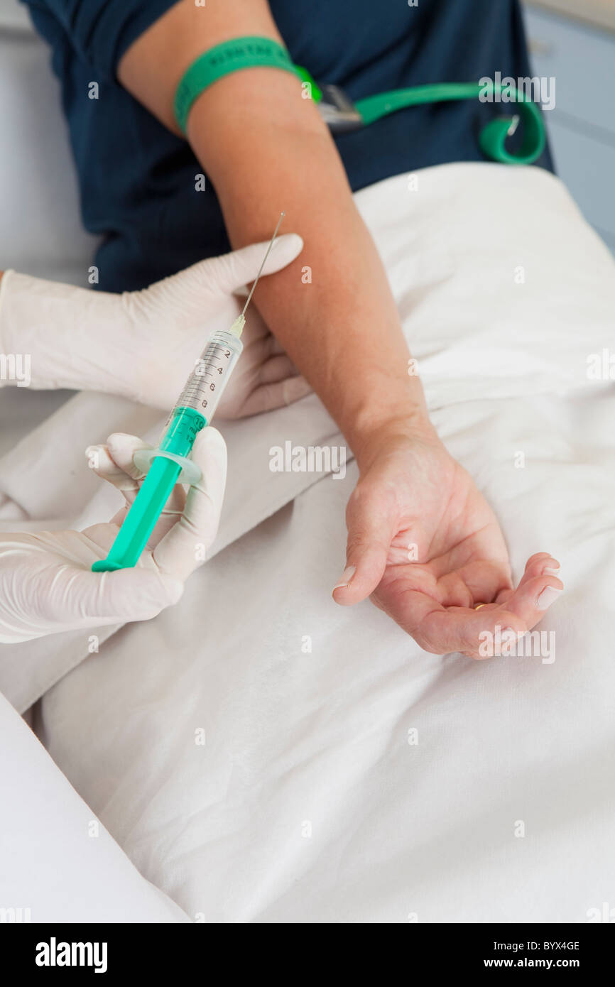 включи укол в руку