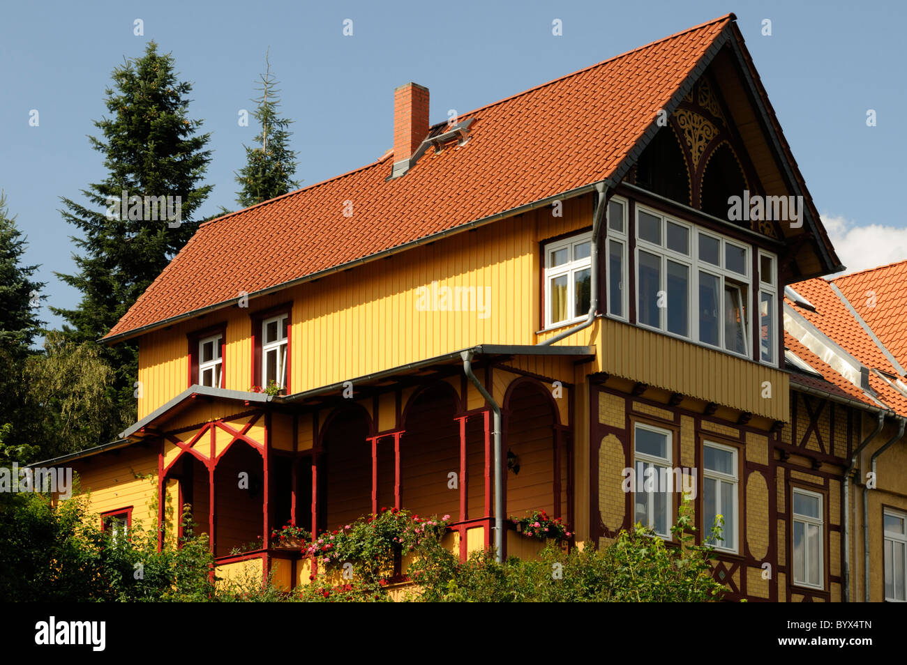 Mehrfamilienhaus in Wernigerode, Sachsen-Anhalt, Deutschland. - Multiple-family dwelling in Wernigerode, Saxony-Anhalt, Germany. Stock Photo