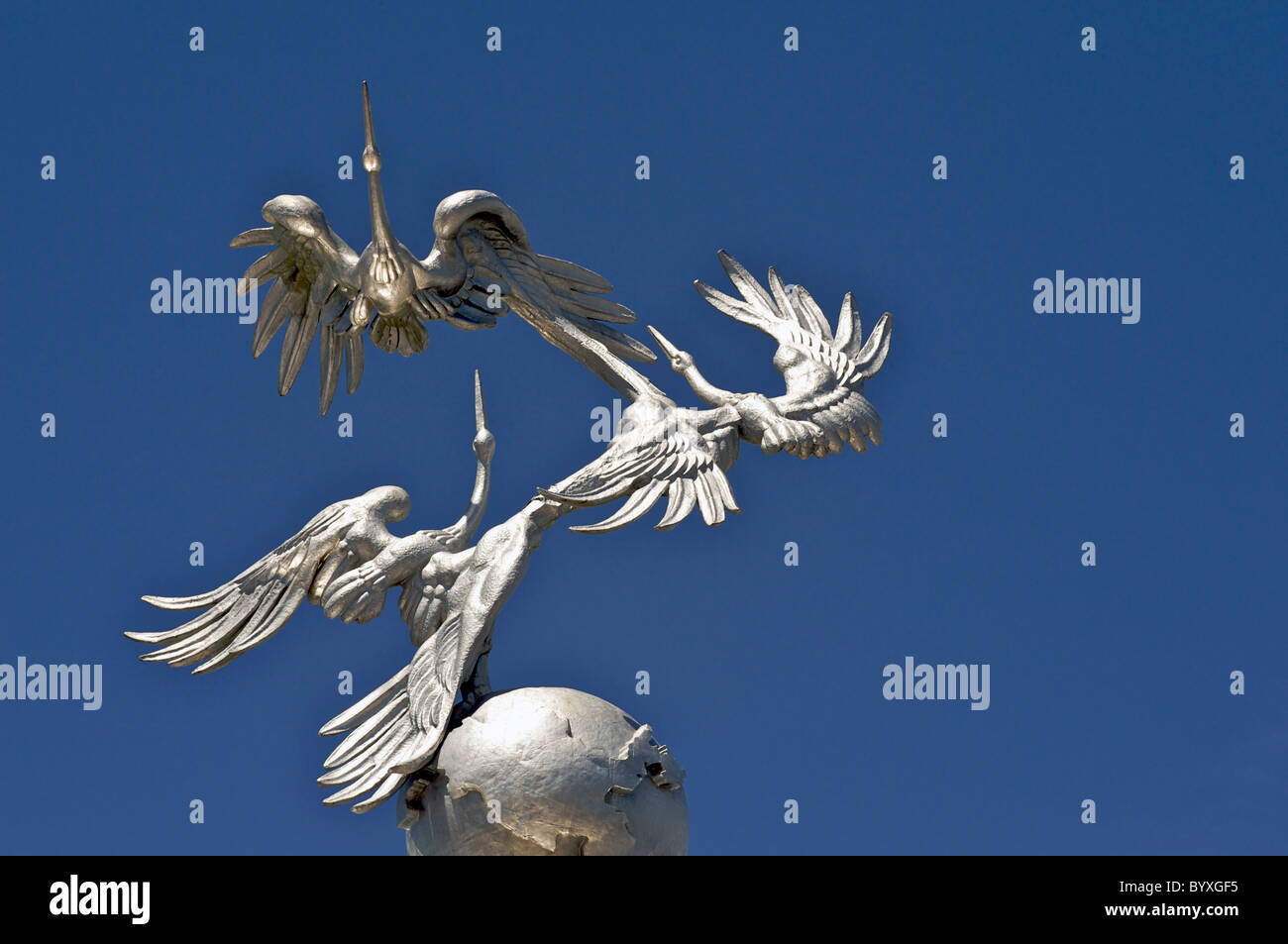 Ezgulik decorated archway, Mustakillik or Independence Square. Storks taking flight. Tashkent, Uzbekistan Stock Photo