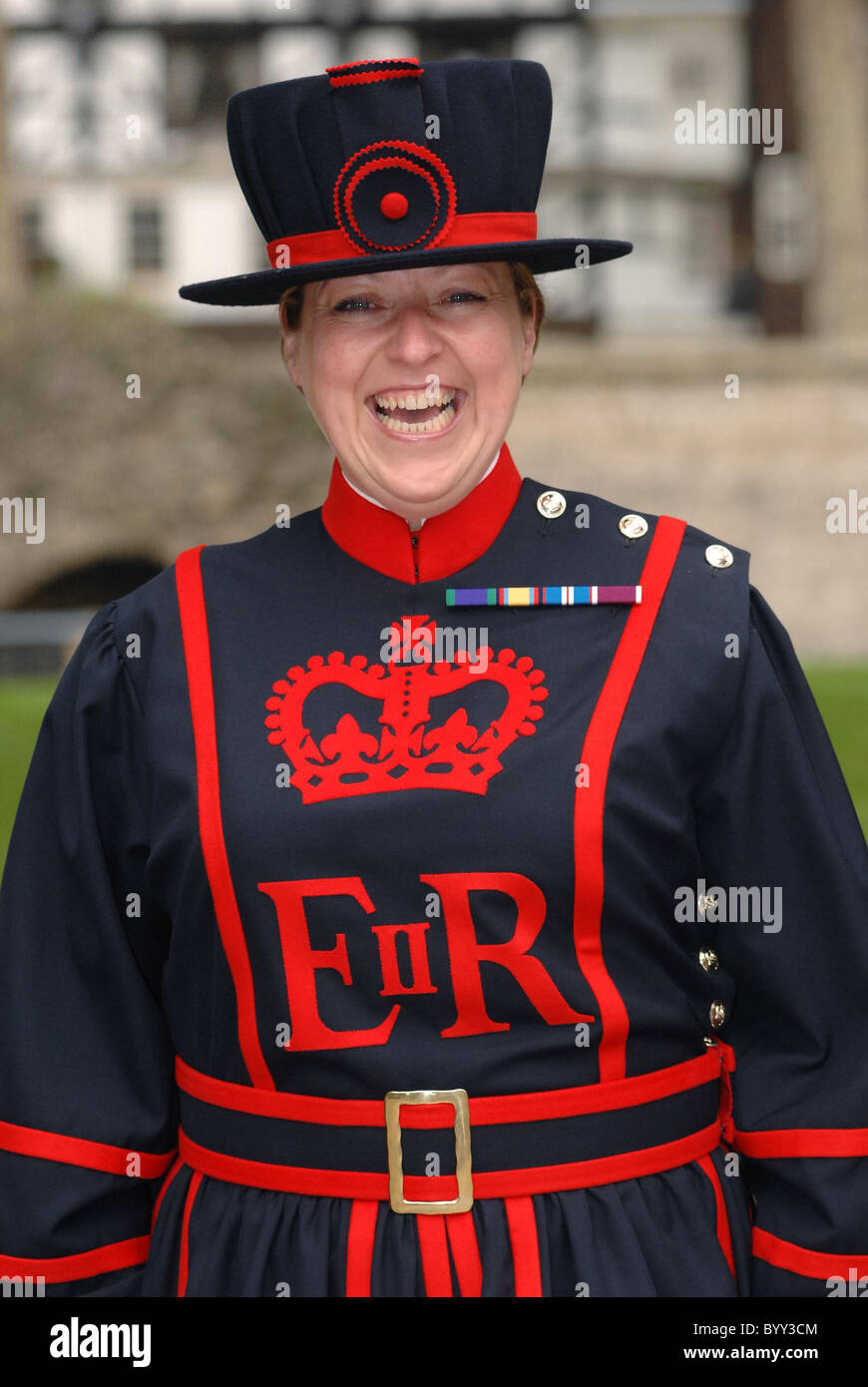 the-first-ever-female-beefeater-yeoman-warder-moira-cameron-starts
