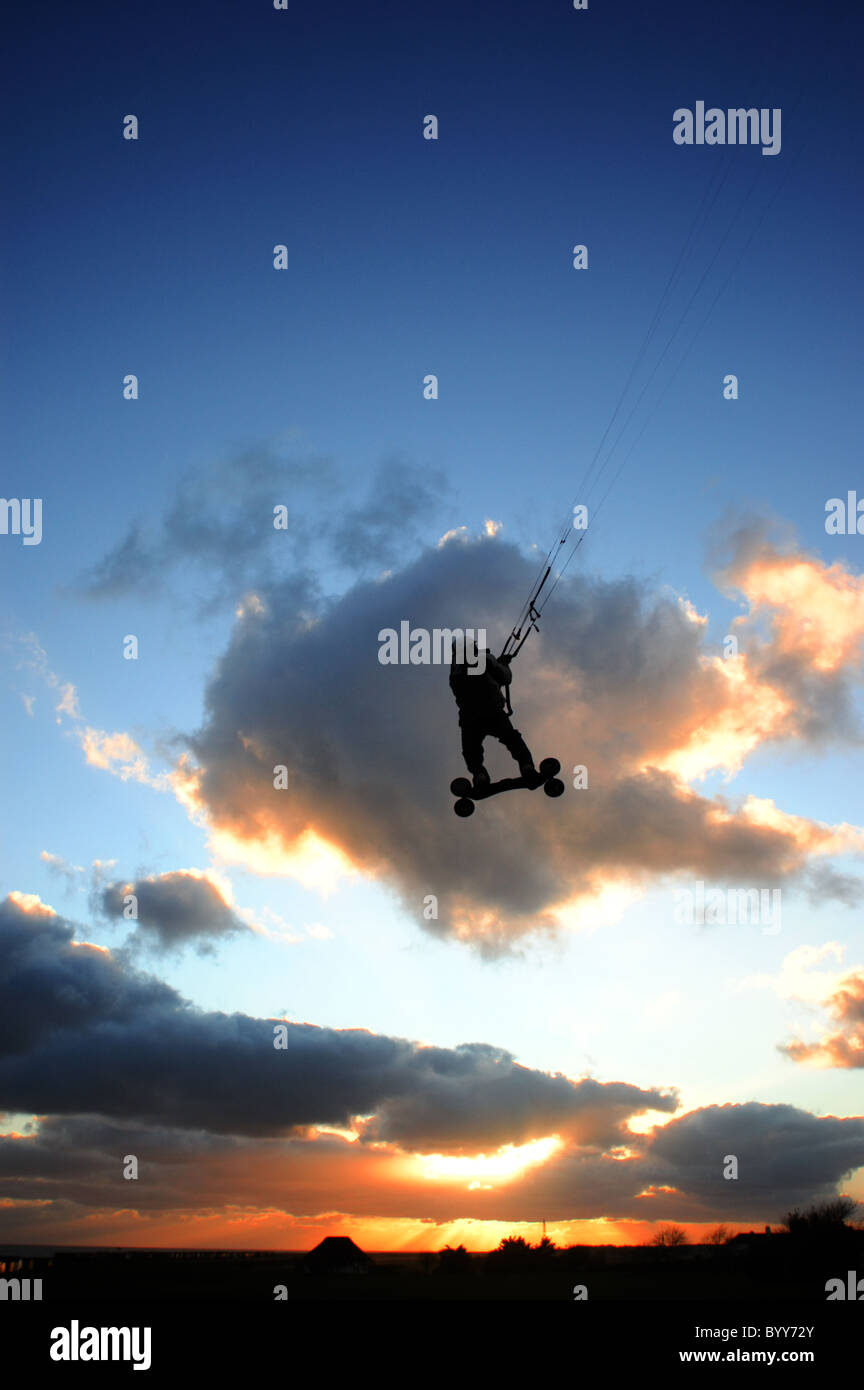 Extreme sport kiteboarding Kitesurfing in Frinton-on-Sea Stock Photo
