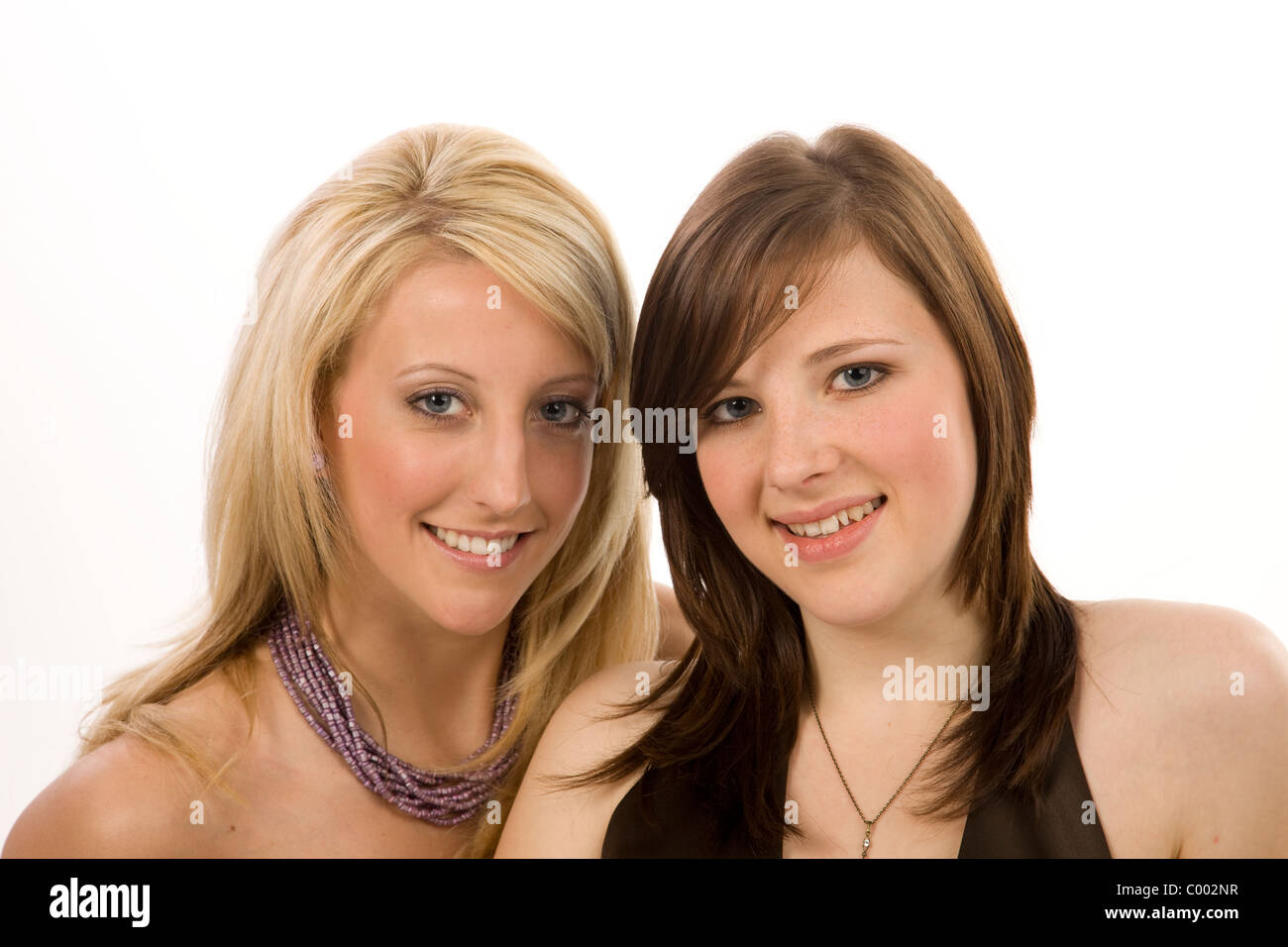 Zwei junge Frauen lächeln in die Kamera Stock Photo