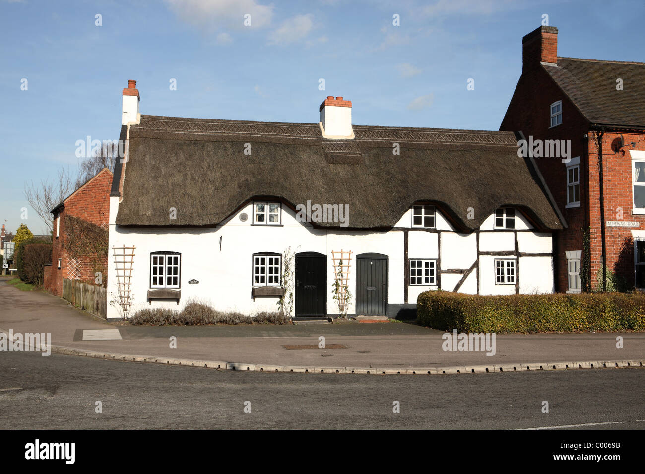 White painted cottage hi-res stock photography and images - Alamy