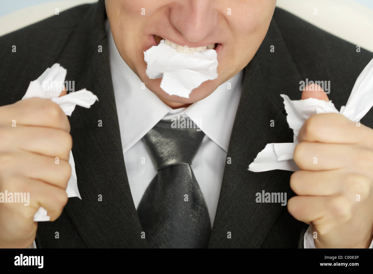 Жую бумагу почему. Ест бумагу. Съел бумагу. Человек ест бумагу. Мужик ест бумагу.