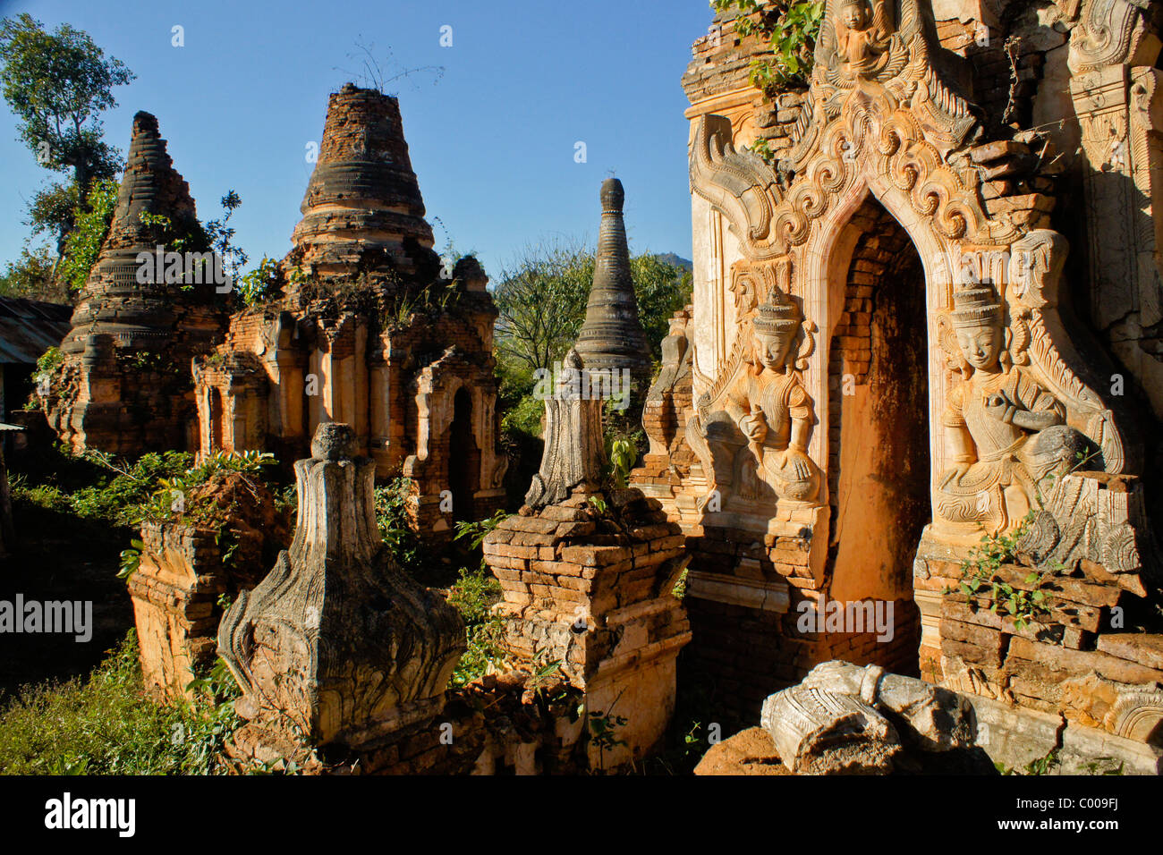 Overgrown ruins of pagodas, In Dein, Inle Lake, Myanmar (Burma) Stock Photo
