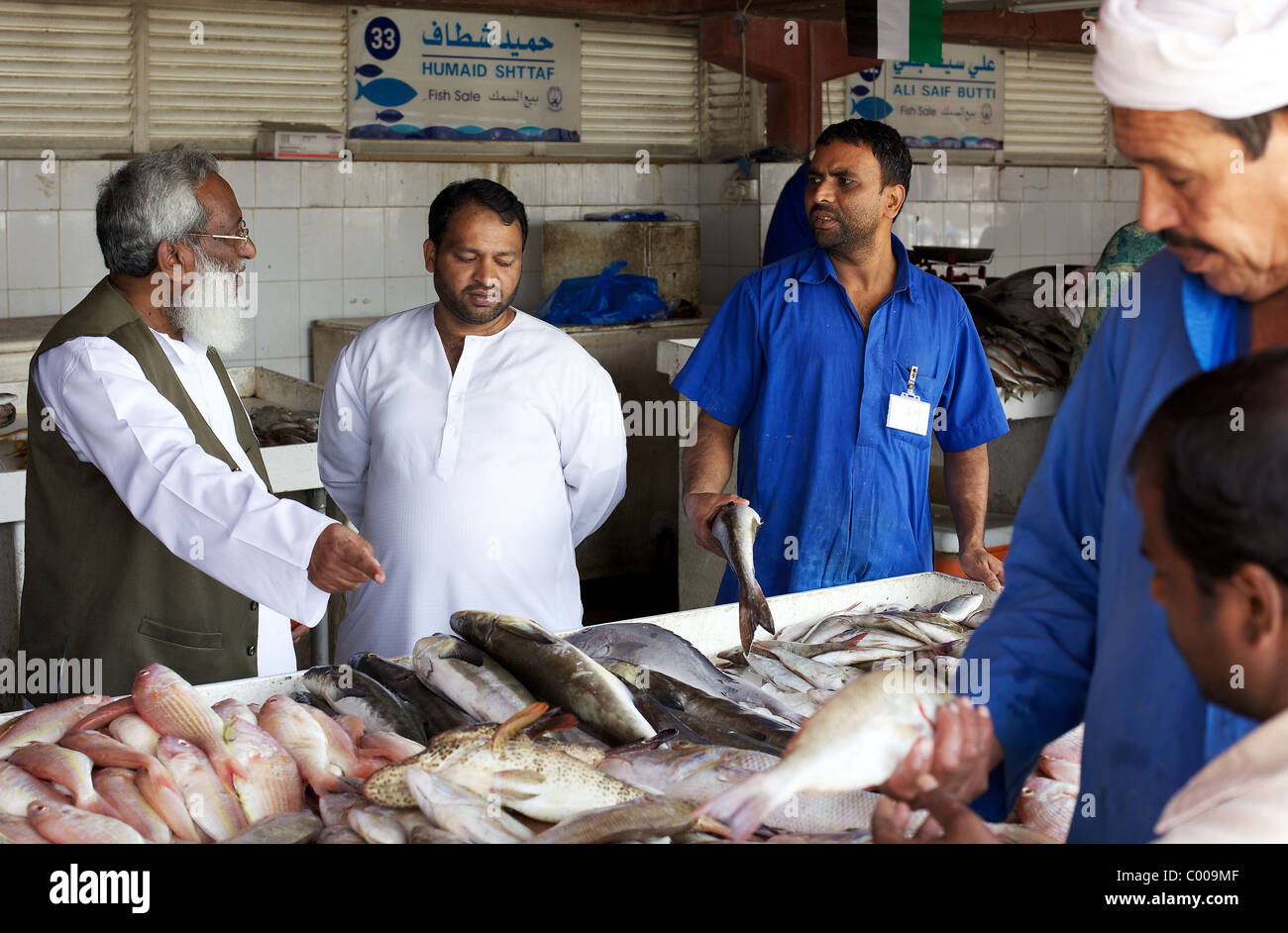 Choosing fresh fish at Dubai's Deira fish market Stock Photo Alamy