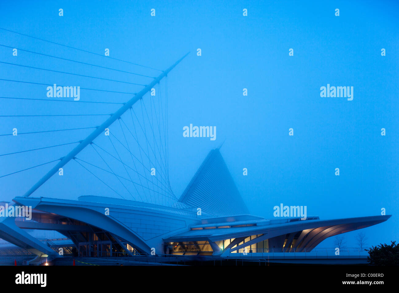 USA, Wisconsin, Milwaukee, Museum of Art building in thick fog on spring evening Stock Photo