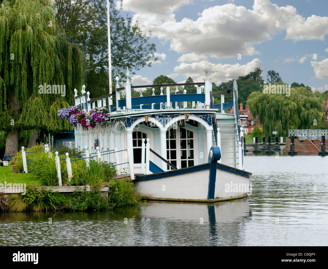 Magdalen College Barge moored on the River Thames by the Swan Hotel, Streatley-on-Thames, Oxfordshire, UK Stock Photo