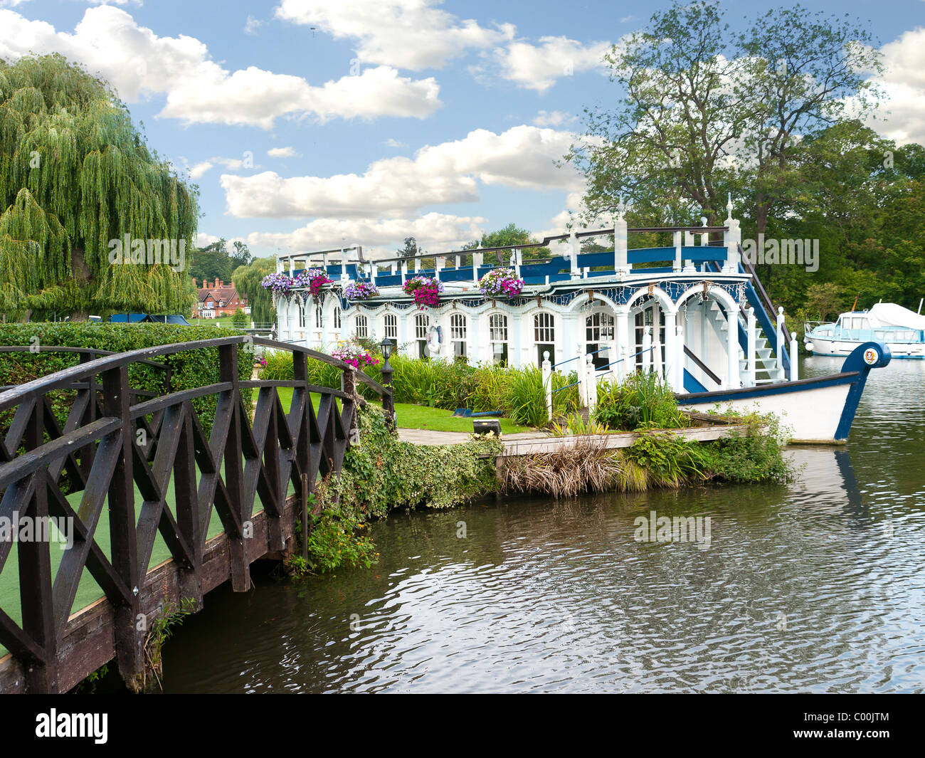 Magdalen College Barge moored on the River Thames by the Swan Hotel, Streatley-on-Thames, Oxfordshire, UK Stock Photo
