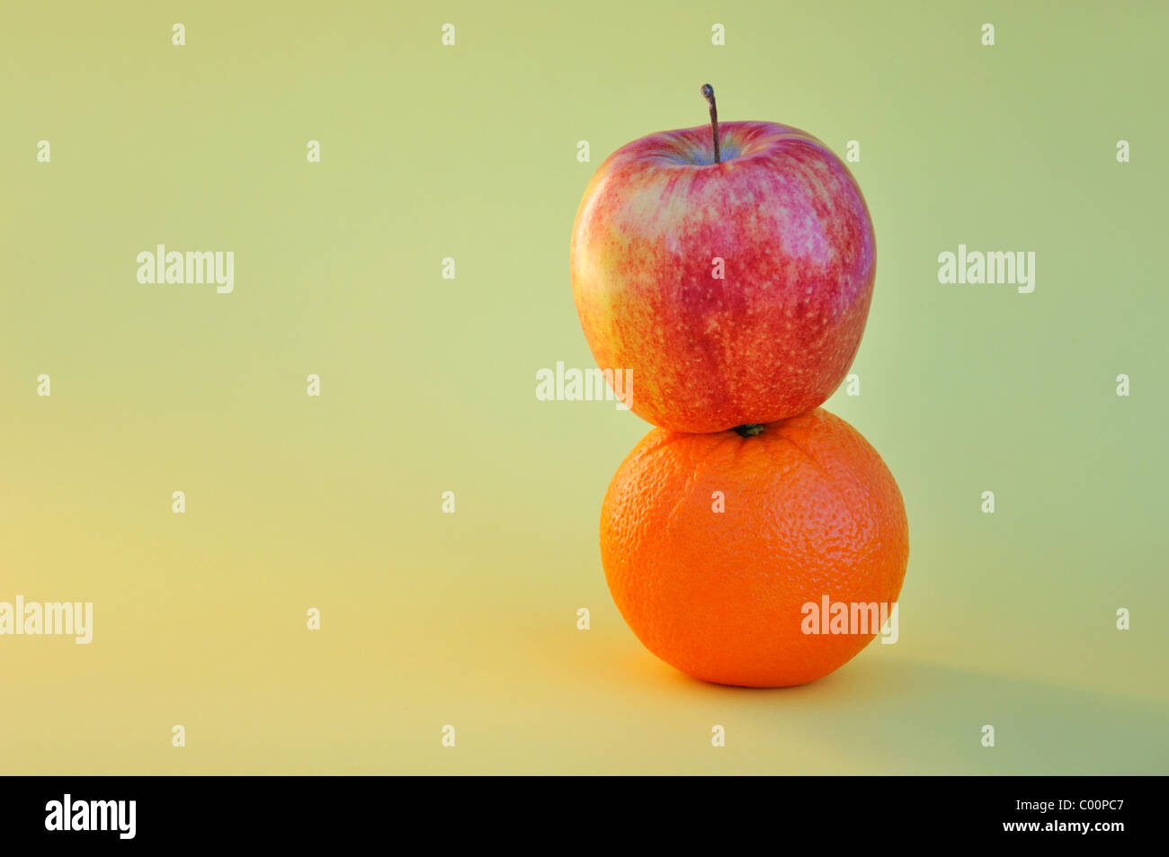 Apples and oranges comparison concept Stock Photo Alamy