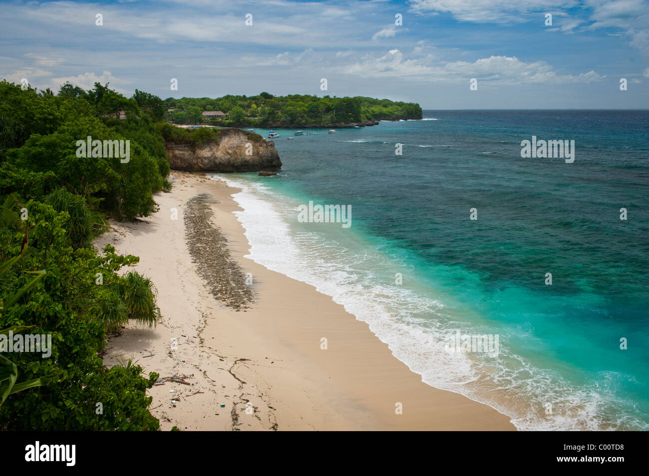 Mushroom Bay is a beautiful secluded white sand beach on Nusa Lembongan, a short distance from mainland Bali, Indonesia. Stock Photo