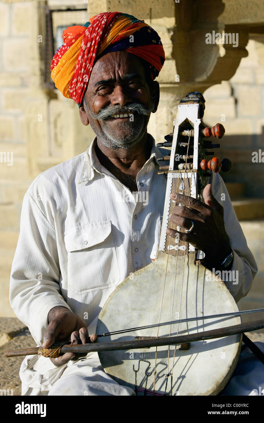 India, Rajasthan, Jaisalmer, Sitar player, Gadisar lake Stock Photo Alamy