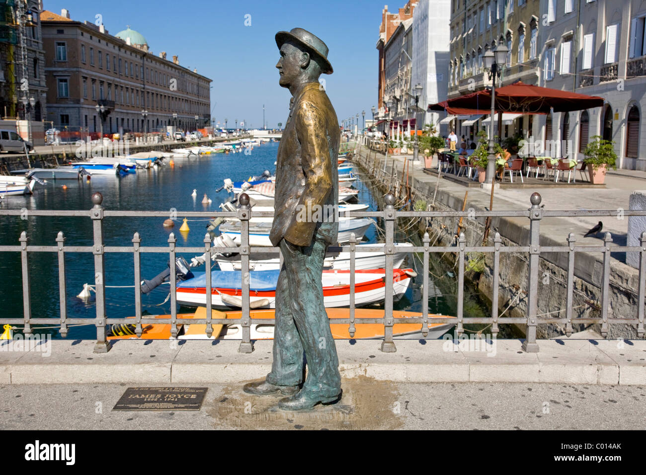 James joyce statue hi-res stock photography and images - Alamy
