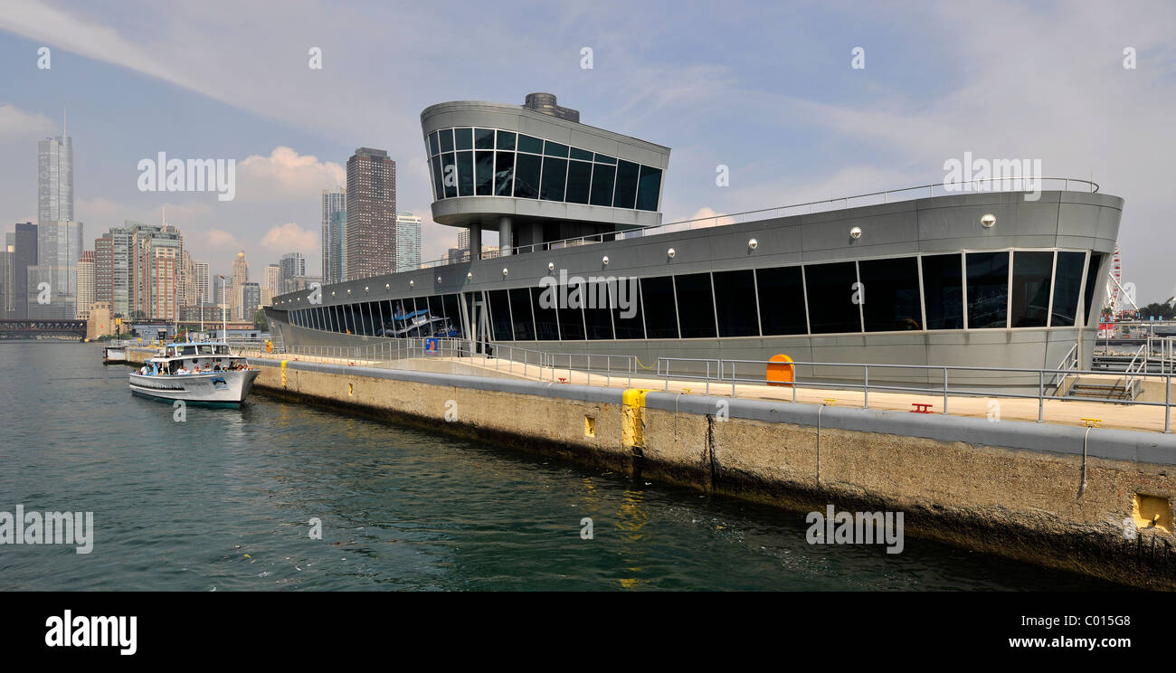 Excursion boat off the Chicago Harbour Lock between Lake Michigan and