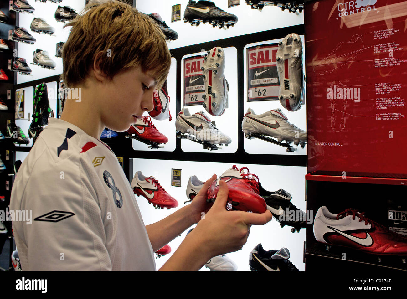 Chaussures d'athlétisme en cuir antique, de football et de football avec  crampons et lacets Photo Stock - Alamy