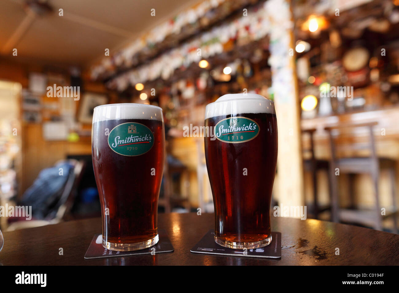 Two glasses dark stout hi-res stock photography and images - Alamy