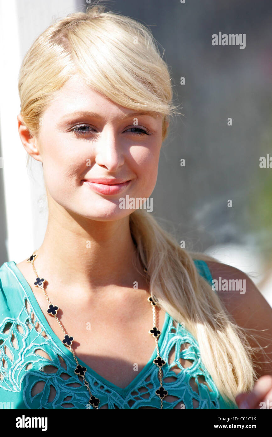 Paris Hilton  smiling at photographers when relaxing at her Malibu beach house Los Angeles, California - 19.08.07 Stock Photo