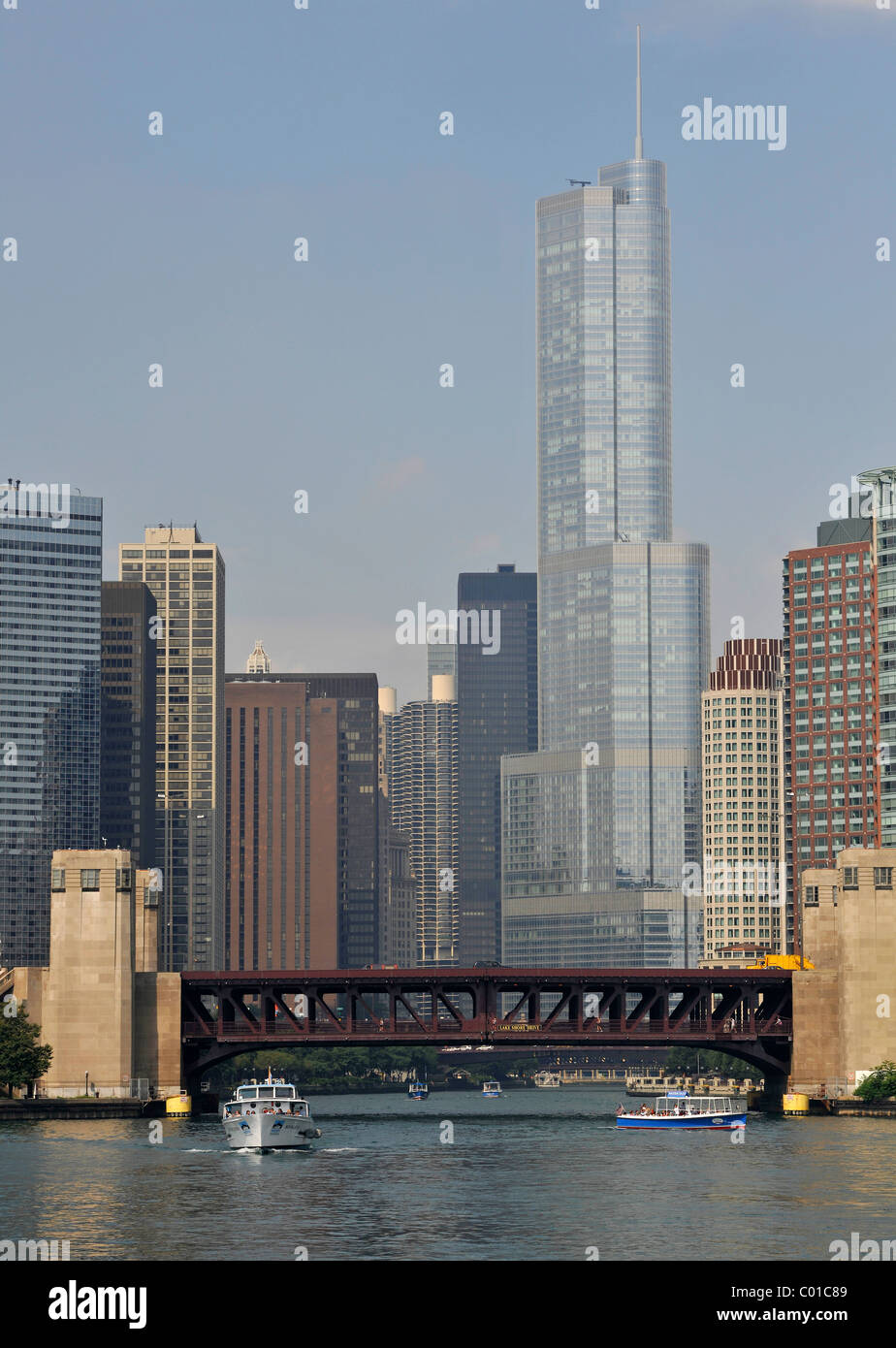 Excursion boat in front of the bridge on North Lakeshore Drive crossing the Chicago River, behind, the skyline with Trump Stock Photo