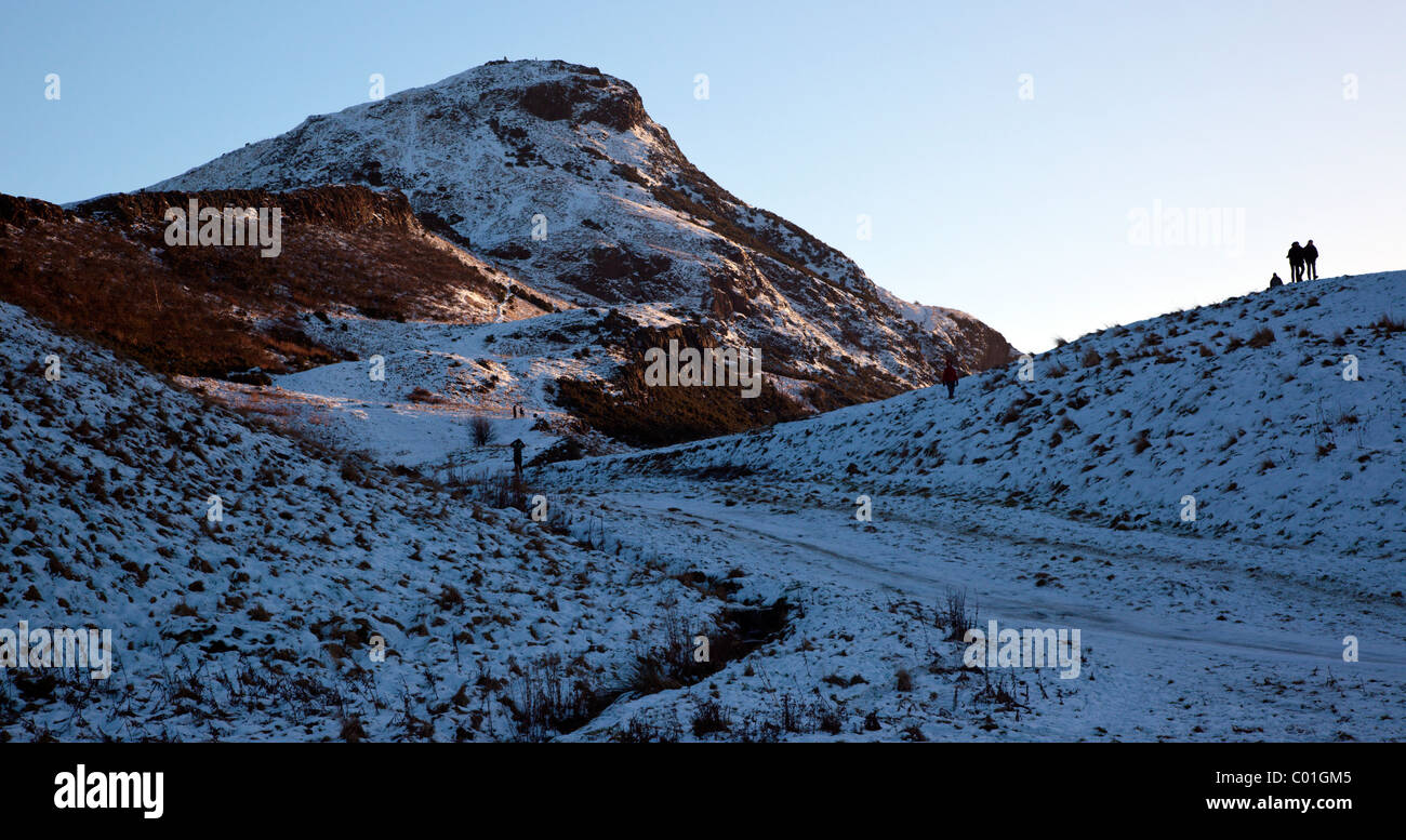 Walkers in the snow on Arthur's Seat Hollyrood Park Edinburgh Scotland UK Stock Photo