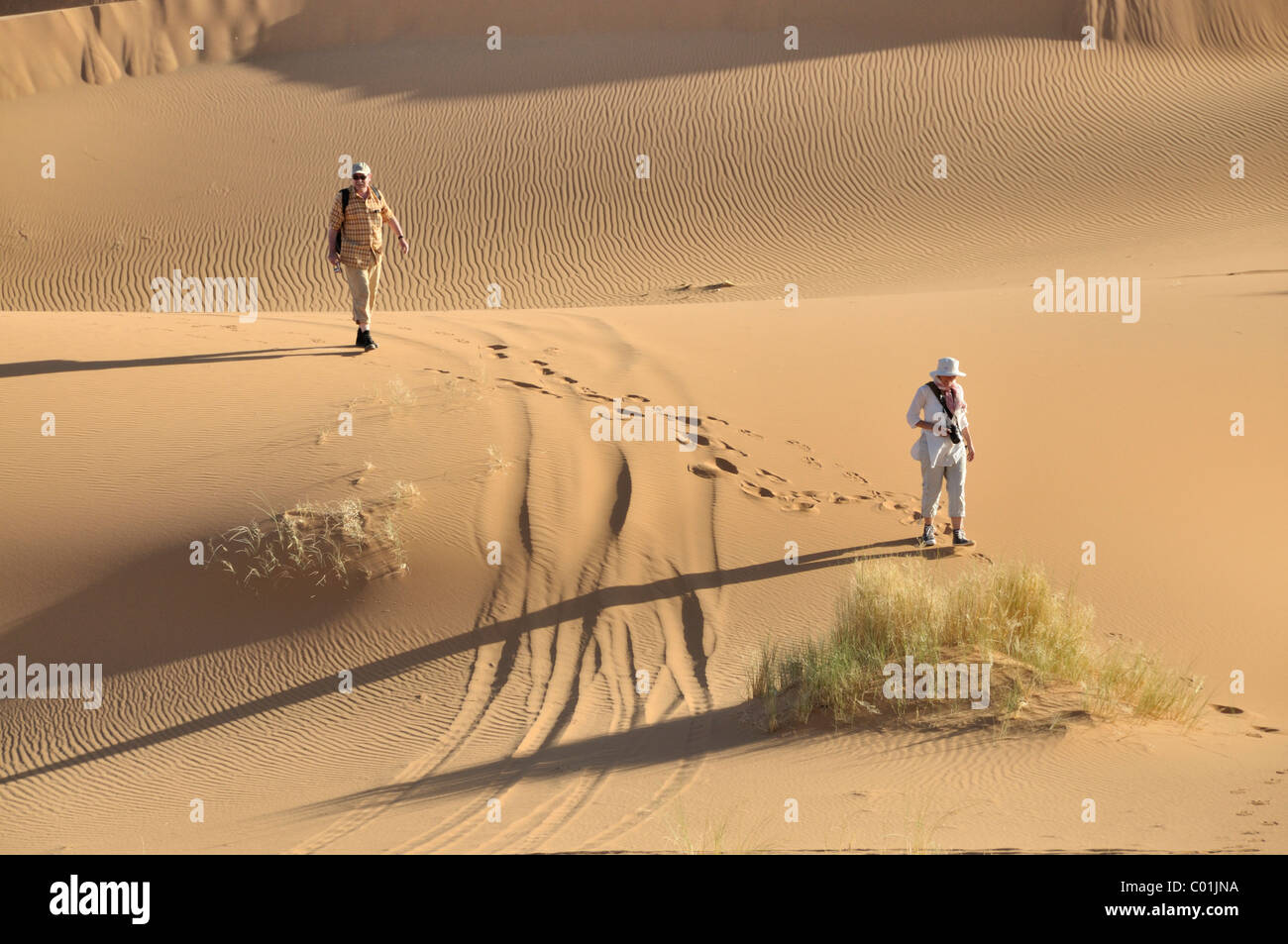 Man hiking in desert hi-res stock photography and images - Alamy