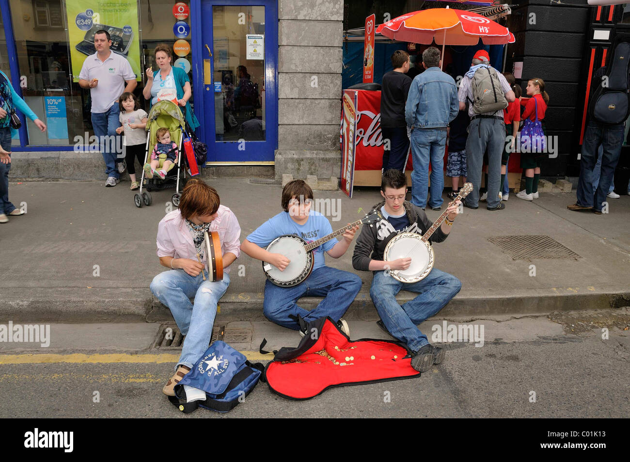 Making music with banjos at an Irish music session in the street, music festival Fleadh Cheoil na hEireann in Tullamore Stock Photo