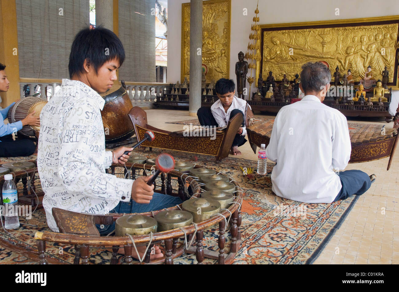 Khmer musicians playing in the Royal Palace, Phnom Penh, Cambodia, Indochina, Southeast Asia, Asia Stock Photo