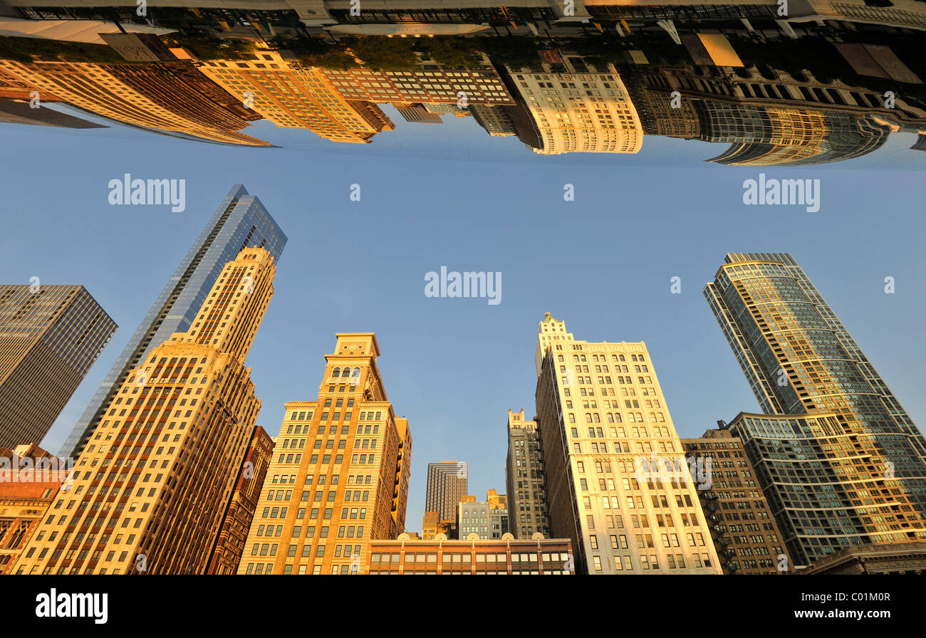 Chicago skyline being reflected on the surface of the Cloud Gate ...