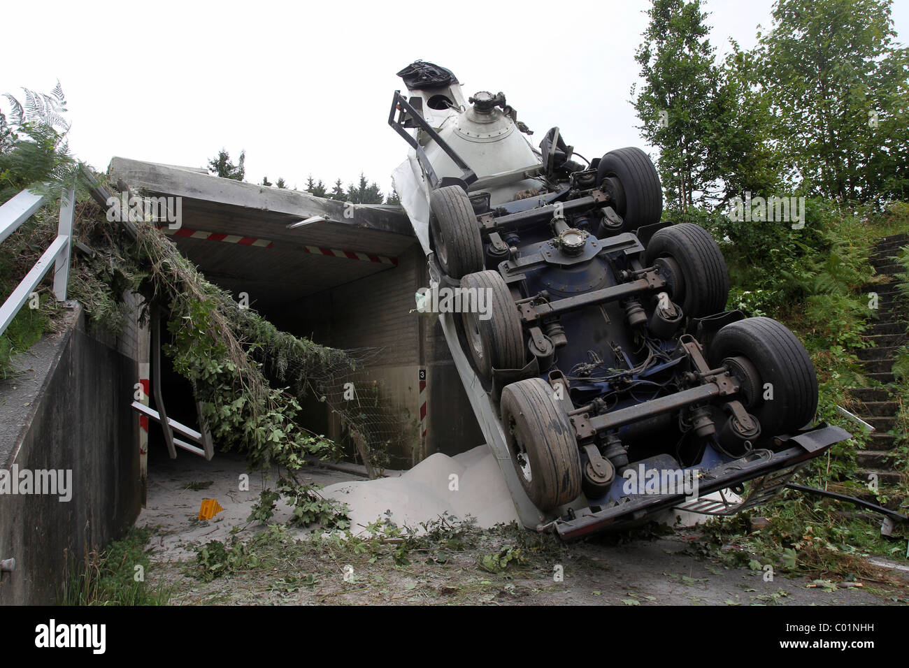 A silo truck has broken through the crash barrier of the A3 motorway and fallen on the K119 country road, Sessenhausen Stock Photo