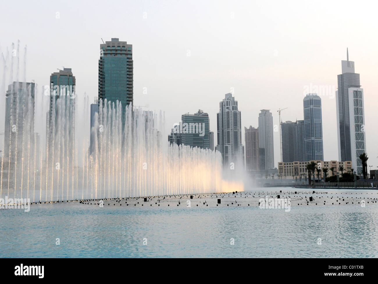Springbrunnen Dubai Fountain, Dubai, Vereinigte Arabische Emirate, Naher Osten Stock Photo