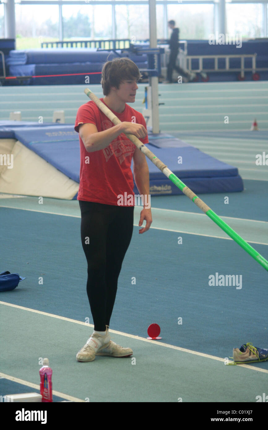 Pole Vaulter, Lee Valley Athletics Track, London Indoor Games, start of Pole Vault Stock Photo